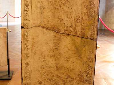 Ma nell�estate del 2017 Salvatore Patete, funzionario restauratore conservatore della Soprintendenza di Foggia, sfogliando la rivista di esposizioni archeologiche tenutesi nei musei Rath di Ginevra e Mona-Bismarck di Parigi negli anni 1993 e 1994, scorse l'immagine di una stele raffigurante la testa del guerriero con elmo cornuto a cui mancava una parte